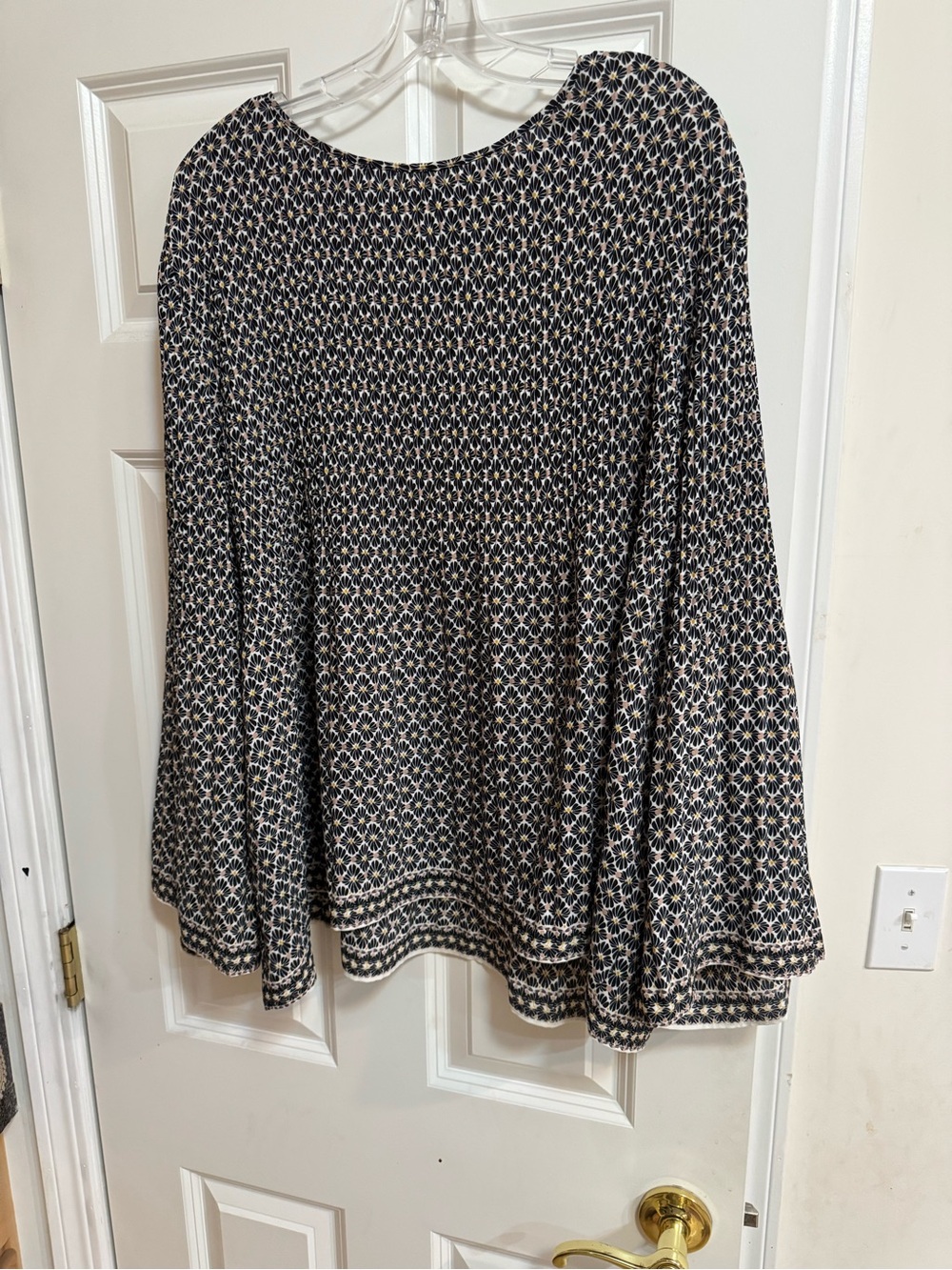 Max Studio Black and White Geometric Circle Blouse